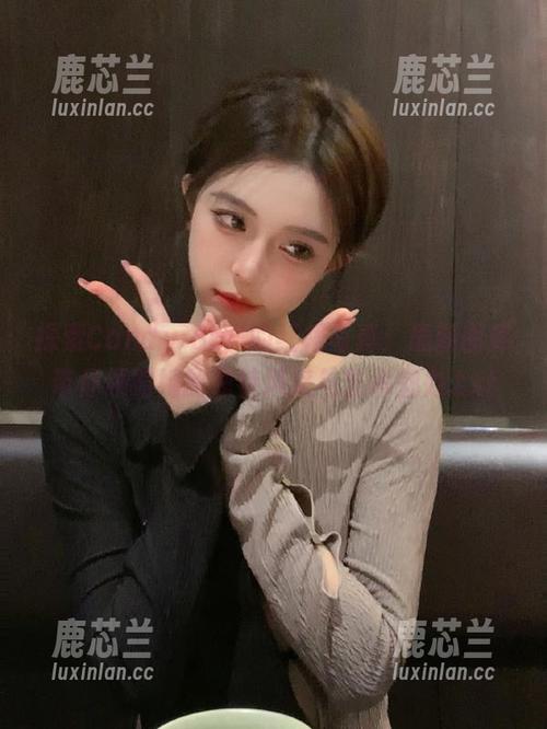 探索Candy Ball的红裙写真：最新图库带你领略她的独特风采与艺术魅力.txt